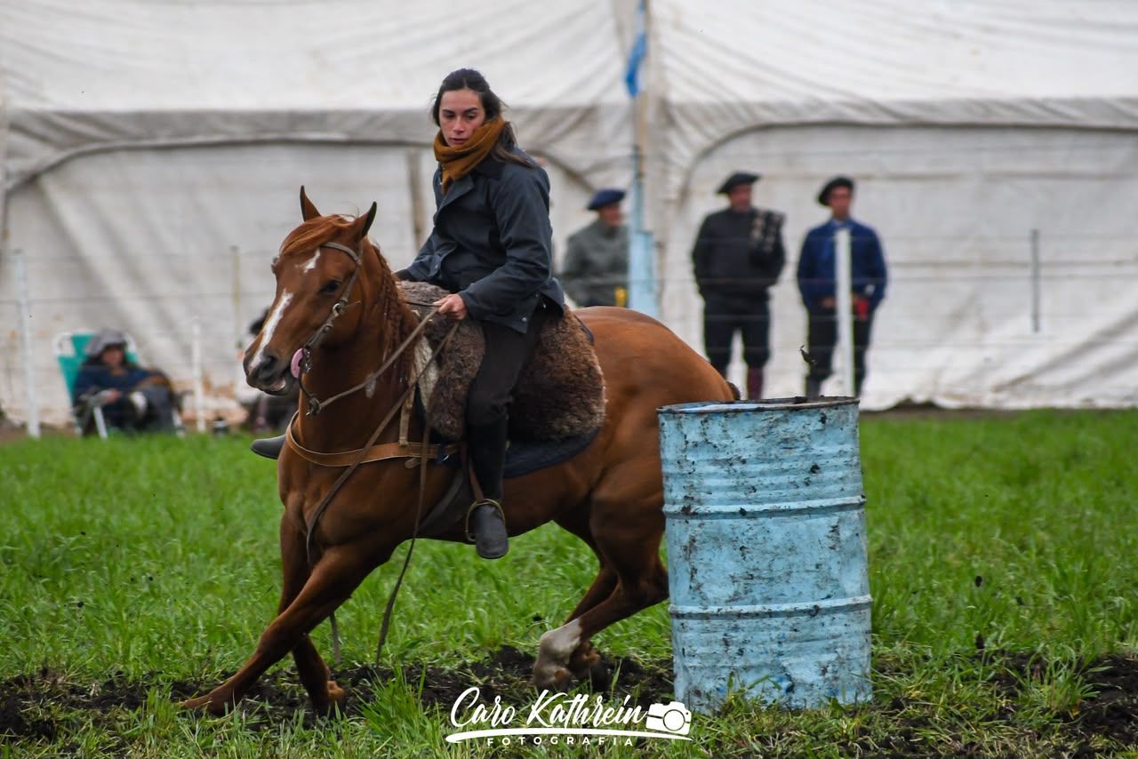 Junior Sparck con su amazona doblando un barril