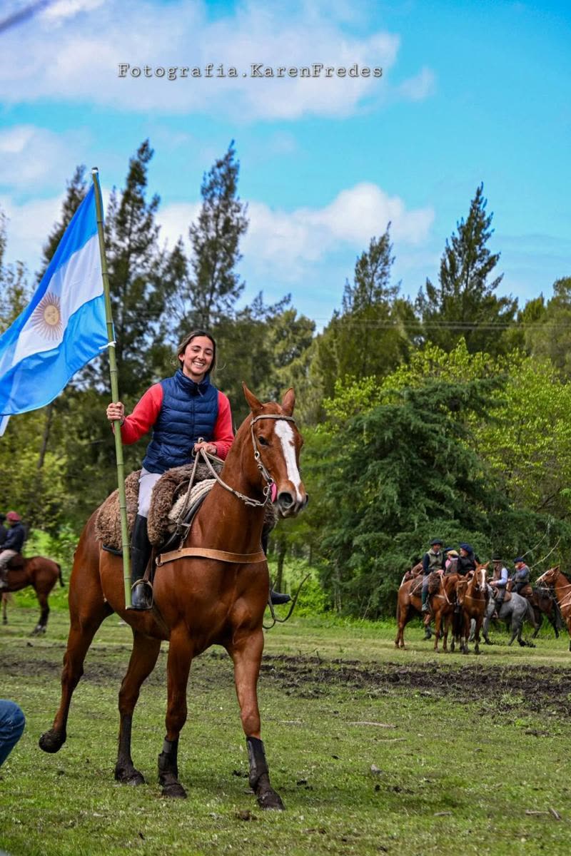 OL Rock Cash con su amazona y la bandera argentina